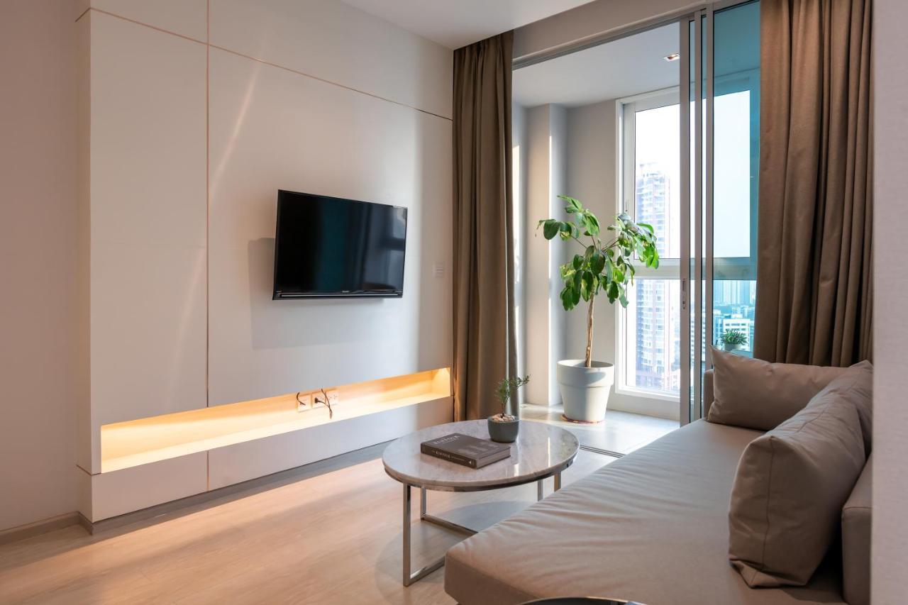 Jasmine 59 Hotel Banguecoque Exterior foto A living room in a serviced apartment in Hong Kong