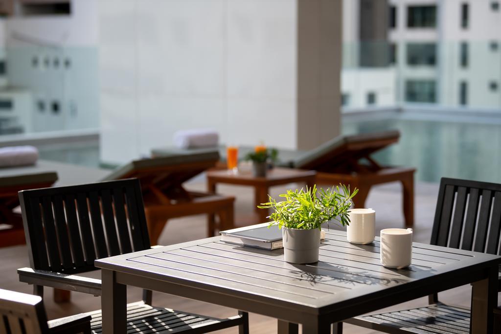 Jasmine 59 Hotel Banguecoque Exterior foto A table and chairs