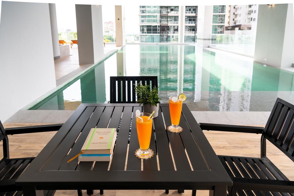 Jasmine 59 Hotel Banguecoque Exterior foto A poolside table and chairs