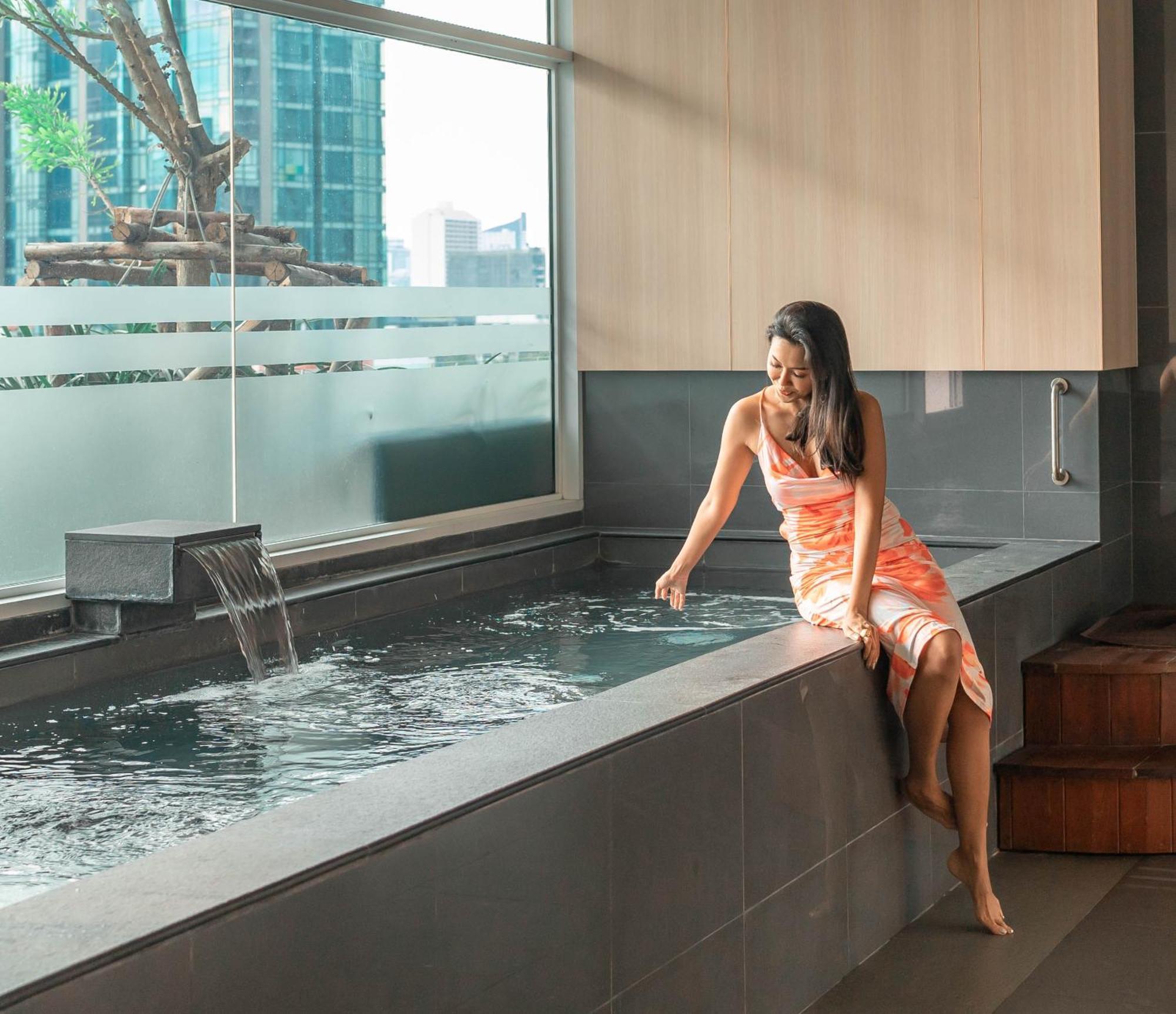 Jasmine 59 Hotel Banguecoque Exterior foto A woman in a modern onsen