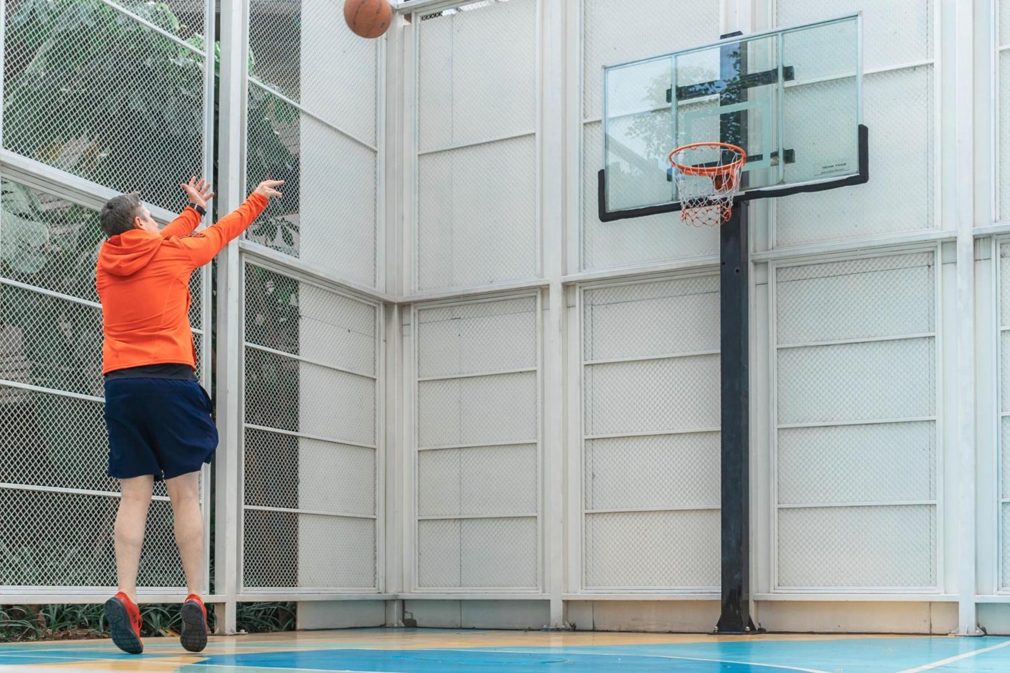 Jasmine 59 Hotel Banguecoque Exterior foto Basketball player shooting a layup