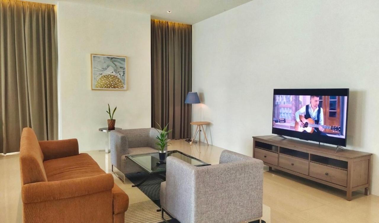Jasmine 59 Hotel Banguecoque Exterior foto A living room in a serviced apartment in Ho Chi Minh City, Vietnam